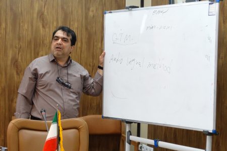 ارائه دهنده این نشست دکتر ابوالفضل رییس جعفری مدرس دانشگاه، روزنامه نگار و طنز نویس، و دبیر جلسه حجت الاسلام مقیسه مدیر گروه زبان و فرهنگ شناسی شرقی مجتمع بودند.