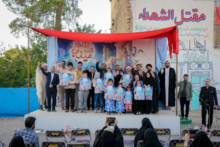 با حضور ۵ خانواده معظم شهدا، جمعی از مسئولان کتاب «درناهای قصه میناب» در مقتل الشهدای دروازه ری قم رونمایی شد.