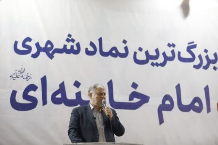 رونمایی از بزرگترین نماد شهری رهبر شهید در قم؛ اجرای پروژه در کمتر از ۷۲ ساعت