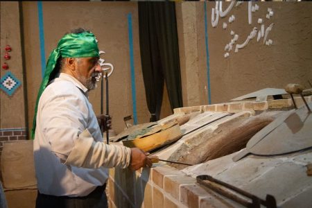 پخت ۴۰ هزار نان برای عزاداران حسینی در قم