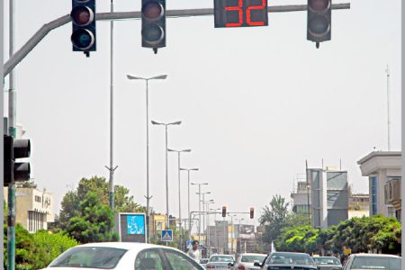 تداوم بهسازی سیستم برق چراغ‌های راهنمایی در تقاطع‌های شهر قم/ بهسازی سیستم برق و نصب UPS در تقاطع شهدای منا