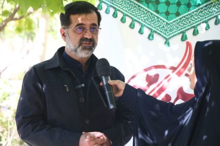 شاعران با شعر حماسی، میدان‌ های مقاومت مردمی را زنده و پرشور نگه می‌دارند