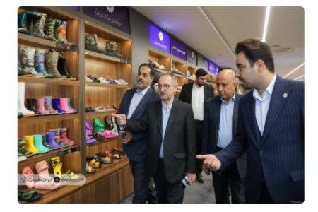 معاون وزیر میراث فرهنگی از نمایشگاه دائمی توانمندی‌های تولیدی استان بازدید کرد